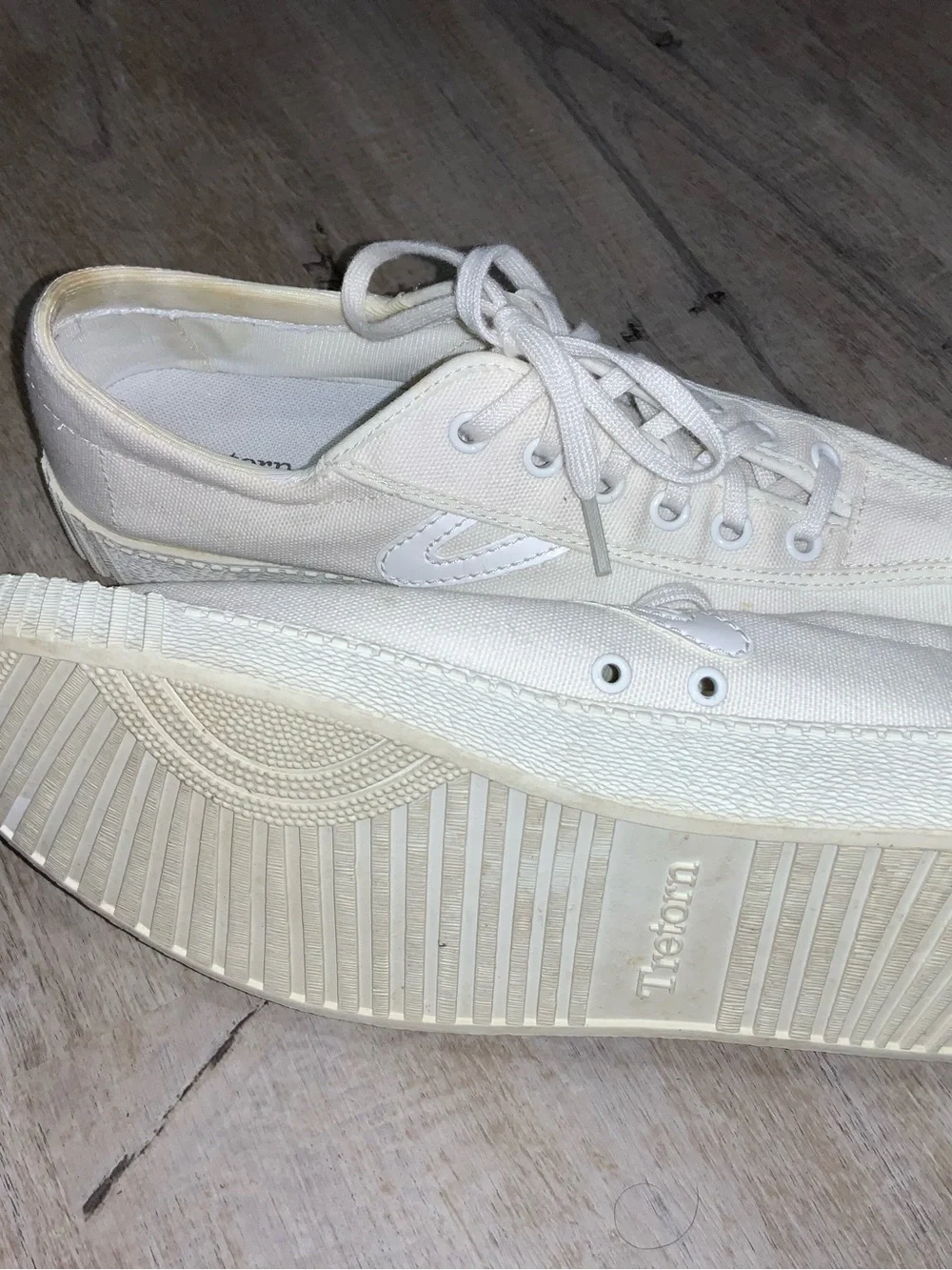 (Bin 32) Tretorn Off-White Canvas Low-Top Sneakers